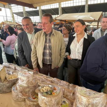 Marcos reivindica en la Feria de Taramundi el respaldo del Principado a los quesos y productos locales Marcos reivindica en la Feria de Taramundi el respaldo del Principado a los quesos y productos locales