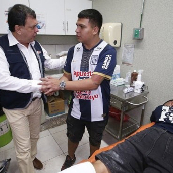 El ministro de Salud de Perú, Juan Carlos Velasco, con aficionados del Alianza Lima afectados por un tumulto MINISTERIO DE SALUD DE PERÚ El ministro de Salud de Perú, Juan Carlos Velasco, con aficionados del Alianza Lima afectados por un tumulto MINISTERIO DE SALUD DE PERÚ