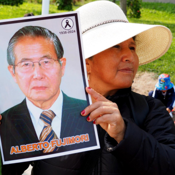 Una mujer con un retrato del expresidente y dictador peruano Alberto Fujimori Europa Press/Contacto/Carlos Garcia Granthon Una mujer con un retrato del expresidente y dictador peruano Alberto Fujimori Europa Press/Contacto/Carlos Garcia Granthon