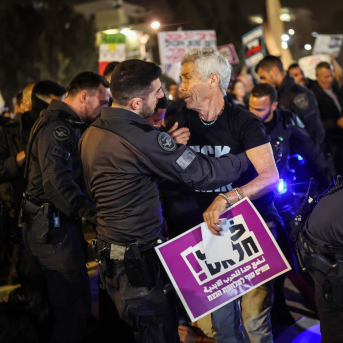 Intervención policial en una manifestación contra la guerra en Tel Aviv Oren Ziv/dpa Intervención policial en una manifestación contra la guerra en Tel Aviv Oren Ziv/dpa