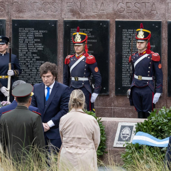 El presidente argentino, Javier Milei, frente al Monumento a los Caídos en la guerra de las Malvinas, con motivo del 44 aniversario del asalto a las islas administradas por Reino Unido Europa Press/Contacto/Delfina Corbera Pi El presidente argentino, Javier Milei, frente al Monumento a los Caídos en la guerra de las Malvinas, con motivo del 44 aniversario del asalto a las islas administradas por Reino Unido Europa Press/Contacto/Delfina Corbera Pi