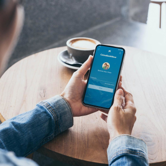 Imagen de archivo de una persona con la aplicación de CaixaBank en su móvil CAIXABANK Imagen de archivo de una persona con la aplicación de CaixaBank en su móvil CAIXABANK