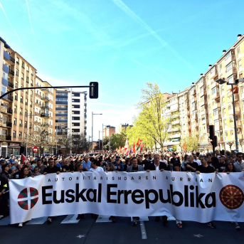 Manifestación convocada por EH Bildu en Pamplona con motivo del Aberri Eguna 2026. EUROPA PRESS