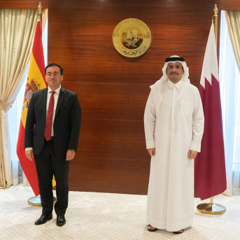 El ministro de Asuntos Exteriores, José Manuel Albares, con su homólogo de Qatar, Mohamed bin Abdulraham al Thani, durante una visita a Doha (archivo) MINISTERIO DE ASUNTOS EXTERIORES