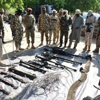 Soldados de Nigeria muestran armamento incautado a Boko Haram XINHUA/HAMZA SULEIMAN