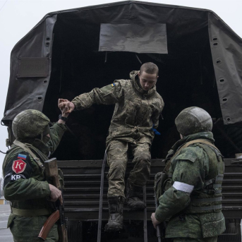 Un soldado del ejército ucraniano que se rindió voluntariamente sale del camión militar en la unidad militar de autoproclamada República Popular de Lugansk. Valery Melnikov / Sputnik / ContactoPhoto Un soldado del ejército ucraniano que se rindió voluntariamente sale del camión militar en la unidad militar de autoproclamada República Popular de Lugansk. Valery Melnikov / Sputnik / ContactoPhoto