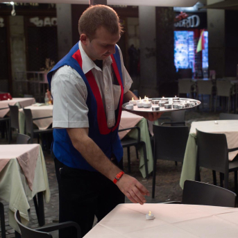 A waiter working on a terrace in Madrid Gustavo Valiente - Europa Press