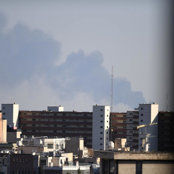 Imagen de archivo del humo tras un ataque contra Irán. Shadati / Xinhua News / ContactoPhoto