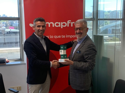 Francisco Cenador Carrasco (i), director regional Galicia de Mapfre, y José Ramón Santamaría Barreiro (d), presidente de Fundación Inade, en la firma del acuerdo. FUNDACIÓN INADE