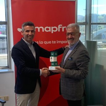 Francisco Cenador Carrasco (i), director regional Galicia de Mapfre, y José Ramón Santamaría Barreiro (d), presidente de Fundación Inade, en la firma del acuerdo. FUNDACIÓN INADE