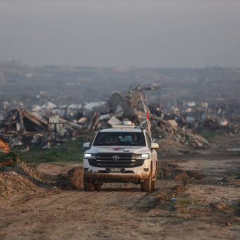Imagen de archivo de un vehículo del CICR en Gaza. Omar Ashtawy/APA Images via ZUMA / DPA