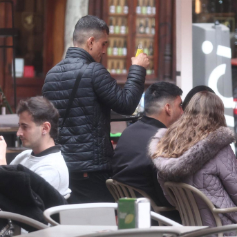 Camarero atendiendo clientes en una terraza, a 19 de diciembre de 2025, en Madrid (España). Eduardo Parra - Europa Press