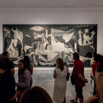 Varias personas en el Museo Reina Sofía ante el Guernica Ricardo Rubio - Europa Press