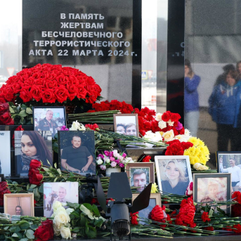 Muestras de cariño y solidaridad en el monumento levantado en recuerdo de las víctimas del ataque terrorista de 2024 en el Crocus City Hall de Moscú. Europa Press/Contacto/Sergei Fadeichev