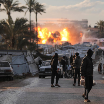 Aviones de guerra israelíes lanzan un ataque aéreo cerca de un campamento de desplazados en el centro de la Franja de Gaza Europa Press/Contacto/Ramzi  Abu Amer