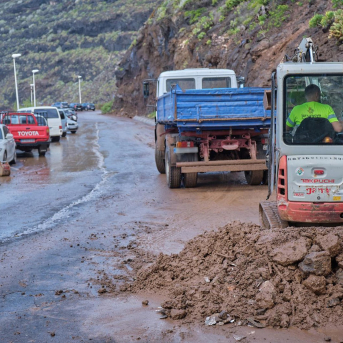 Tareas de limpieza en el barrio de El Pris, una de las zonas más afectadas por el paso de la borrasca Therese, a 25 de marzo de 2026, en Tacoronte, Tenerife, Canarias (España).  Europa Press Canarias - Europa Press