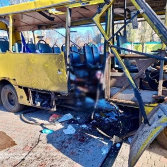 Un ataque ruso contra un autobús urbano en la ciudad de Nikopol deja al menos tres muertos y 16 heridos. AUTORIDADES DE DNIPROPETROVSK