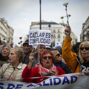 Varias personas durante una manifestación de Marea de Residencias, a 23 de noviembre de 2024, en Madrid (España). Juan Barbosa - Europa Press