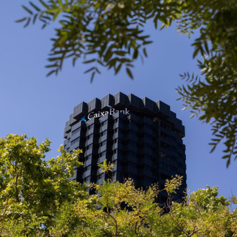 Fachada de la sede de CaixaBank en la Avenida Diagonal de Barcelona David Zorrakino - Europa Press