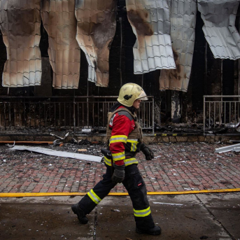 Un bombero camina junto a un almacén destruido en la estación de tren de Sumi tras un ataque con drones rusos. Francisco Richart/ZUMA Press Wir / DPA