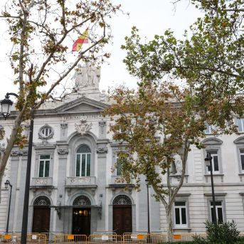 Fachada del edificio del Tribunal Supremo con la bandera española en lo alto, en Madrid a 29 de noviembre de 2019. Jesús Hellín - Europa Press