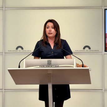 La CUP acusa al PSC de unirse a PP y Vox para vetar su ley sobre el catalán en la escuela