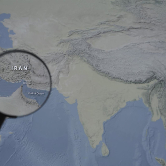 Imagen ampliada de un mapa, vista a través de una lupa de mano, muestra el Golfo Pérsico, Irán, el estrecho de Ormuz y el golfo de Omán.  Europa Press/Contacto/Andre M. Chang
