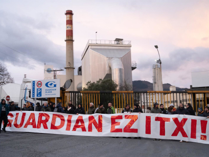 Trabajadores con una pancarta durante una concentración celebrada en 2025 contra el cierre de Guardian David de Haro - Europa Press