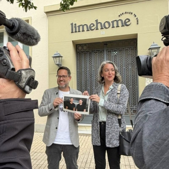El cabeza de lista de Adelante a la Presidencia de la Junta, José Ignacio García, y la candidata Begoña Iza, este martes en Sevilla presentan su propuesta ante un edificio de viviendas. ADELANTE ANDALUCÍA