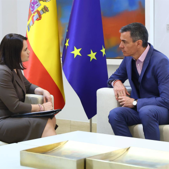 El presidente del Gobierno, Pedro Sánchez, y la líder de la oposición en Bielorrusia, Svetlana Tijanóvskaya, durante un encuentro, en el Palacio de la Moncloa, a 7 de abril de 2026, en Madrid (España). Pool Moncloa/Fernando Calvo