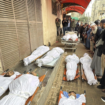 Familiares de varios palestinos muertos en un bombardeo ejecutado por Israel al este del campamento de refugiados de Al Maghazi, en la Franja de Gaza, a pesar del alto el fuego pactado en octubre de 2025 Europa Press/Contacto/Ahmed Ibrahim