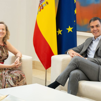 El presidente del Gobierno, Pedro Sánchez, se reúne con la presidenta del Banco Europeo de Inversiones, Nadia Calviño, en el Palacio de la Moncloa, a 29 de julio de 2024, en Madrid (España). Eduardo Parra - Europa Press El presidente del Gobierno, Pedro Sánchez, se reúne con la presidenta del Banco Europeo de Inversiones, Nadia Calviño, en el Palacio de la Moncloa, a 29 de julio de 2024, en Madrid (España). Eduardo Parra - Europa Press