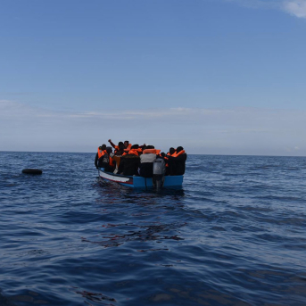 Migrantes en un bote de madera, que salieron de las costas de Libia, esperan se rescatados por miembros de la ONG Open Arms, a 5 de marzo de 2022, frente a la costa de Libia, en el Mar Mediterráneo. Antonio Sempere - Europa Press