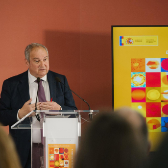 El ministro de Industria y Turismo, Jordi Hereu, ha presentado este martes el libro 'La imagen de España a través de sus carteles turísticos'. DAVID LOPEZ VILLALTA El ministro de Industria y Turismo, Jordi Hereu, ha presentado este martes el libro 'La imagen de España a través de sus carteles turísticos'. DAVID LOPEZ VILLALTA