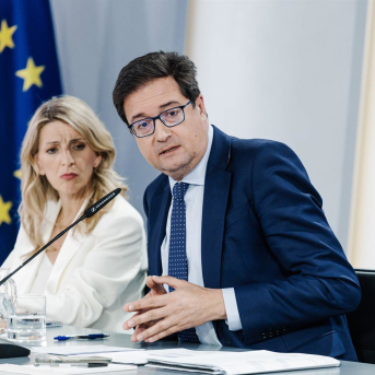 La vicepresidenta segunda y ministra de Trabajo y Economía Social, Yolanda Díaz, y el ministro para la Transformación Digital y de la Función Pública, Óscar López. Carlos Luján - Europa Press