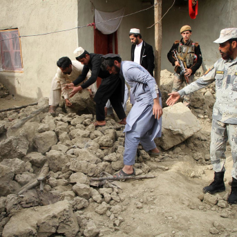 Miembros de las fuerzas de seguridad afganas inspeccionan una casa de adobe derrumbada en el distrito de Kot, en la provincia de Nangarhar (Afganistán), en 2020. Europa Press/Contacto/Saifurahman Safi Miembros de las fuerzas de seguridad afganas inspeccionan una casa de adobe derrumbada en el distrito de Kot, en la provincia de Nangarhar (Afganistán), en 2020. Europa Press/Contacto/Saifurahman Safi