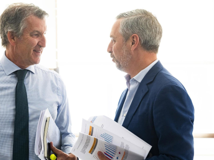 El líder del PP, Alberto Núñez Feijóo. junto al vicesecretario de Hacienda del PP, Juan Bravo. DAVID MUDARRA - PP