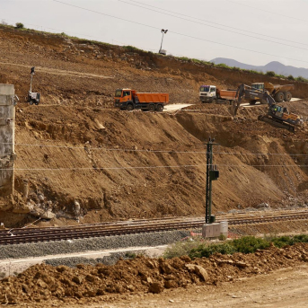 El PP cuestiona la "tortuosa" línea de AVE con Málaga y Puente replica que “los hechos acaban con los bulos” El PP cuestiona la "tortuosa" línea de AVE con Málaga y Puente replica que “los hechos acaban con los bulos”
