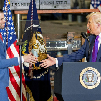 Clay Fuller, candidato republicano al 14.º distrito congresional de Georgia (el escaño que dejó vacante Marjorie Taylor Greene), a quien Trump respaldó firmemente, saluda a Donald Trump en un mitin Europa Press/Contacto/Phil Mistry