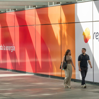 Empleados pasando por delante del panel de entrada a Campus con el nuevo logo de Repsol JOSE ANTONIO ROJO / REPSOL Empleados pasando por delante del panel de entrada a Campus con el nuevo logo de Repsol JOSE ANTONIO ROJO / REPSOL