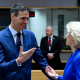 El presidente del Gobierno, Pedro Sánchez, conversa con la presidenta de la Comisión Europea, Ursula von der Leyen, durante la reunión del Consejo Europeo, a 19 de marzo de 2026, en Bruselas (Bélgica).  Pool UE