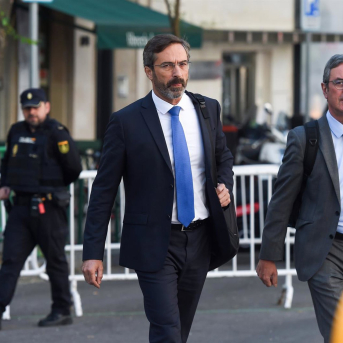 El senador de Coalición Canaria Pedro Manuel Sanginés (i) llega a declarar de forma voluntaria al Tribunal Supremo (TS), a 16 de abril de 2024, en Madrid (España). Gustavo Valiente - Europa Press