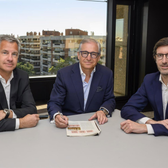 El director del área patrimonial de Renta Corporación, David Vila; el presidente, Luis Hernández de Cabanyes, y el consejero delegado, Jorge Manent DAVID CAMPOS - RENTA CORPORACIÓN