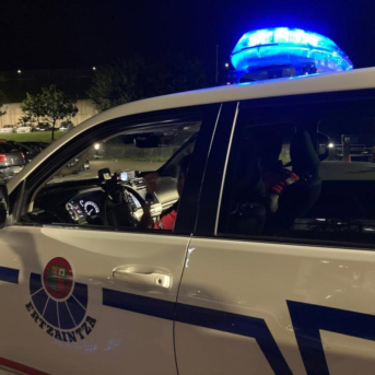 Vehículo de la Ertzaintza DEPARTAMENTO DE SEGURIDAD Vehículo de la Ertzaintza DEPARTAMENTO DE SEGURIDAD