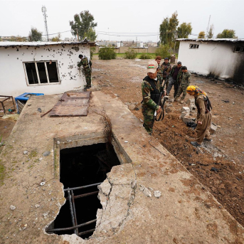 Combatientes kurdos examinan la zona afectada por el ataque con drones iraníes en su base cerca de Erbil, capital de la región del Kurdistán iraquí, donde murió un militar francés Europa Press/Contacto/Ismael Adnan