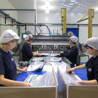 Mujeres trabajando en una fábrica EUROPA PRESS