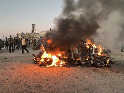 Un grupo de personas frente a los restos de un vehículo bombardeado por Israel en la Franja de Gaza, ataque ejecutado el 8 de abril de 2026 en el que murió un periodista de la cadena de televisión qatarí Al Jazeera Europa Press/Contacto/Hadi Daoud