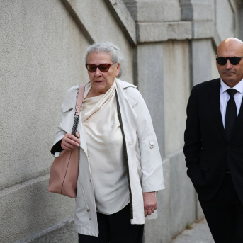 La empresaria Carmen Pano a su llegada al Tribunal Supremo, junto a su abogado, para declarar como testigo en el juicio de las mascarillas, a 9 de abril de 2026, en Madrid (España). Alejandro Martínez Vélez - Europa Press