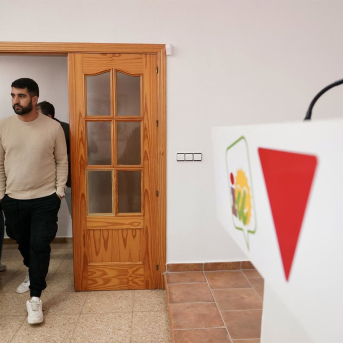 Nasser Mejri, hermano de Haitam, el joven fallecido tras ser reducido con pistolas eléctricas táser por agentes en Torremolinos en una imagen de archivo en una rueda de prensa con IU. Álex Zea - Europa Press