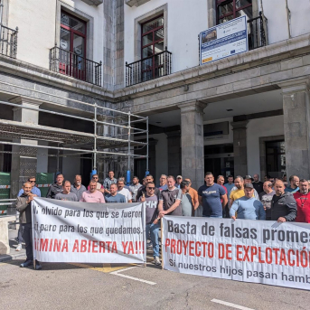 Concentración de trabajadores de la mina de Vega de Rengos EUROPA PRESS Concentración de trabajadores de la mina de Vega de Rengos EUROPA PRESS
